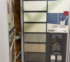 Déco avec carreau déco à vague blanc, carreau tout blanc et carreau taupe