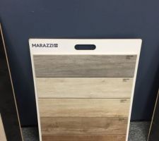 Modèle de carrelage effet parquet proposé au showroom