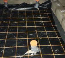 Toutes les &eacute;vacuations ont &eacute;t&eacute; pos&eacute;es + pr&eacute;paration pour coul&eacute; la dalle ?