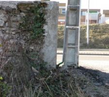 La clôture dès l'entrée du parking est défoncée malgré 40 à 50 cm de remblai seulement.
La limite est l'extrémité du mur.