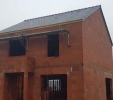 Charpente et couverture du toit terminés reste le toit plat à faire