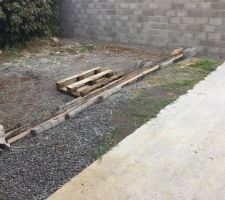 Bande béton pour rehausser le niveau des bordures et rallonger espace de stationnement