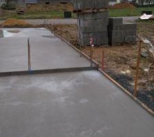 Palette de parpaings sur sol boueux en bord de dalle : tombera ou tombera pas ? Le conducteur de travaux est prévenu.