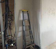 Début des cloisons et de l'électricité