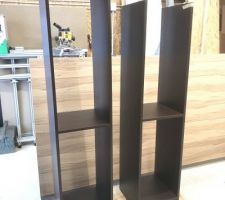 Montage des colonnes pour la fabrication sur mesure de l'aménagement du dressing en mélaminé chêne de fil brun.