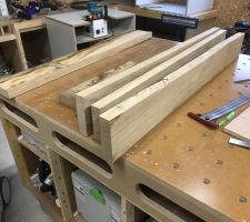 Fabrication du meuble de la petite salle de bain en véritable bois d'arbre. Du chêne en l?occurrence !