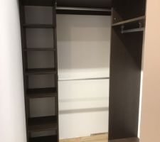 Résultat de l'aménagement du dressing en mélaminé chêne de fil brun.