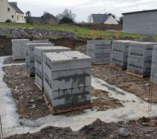 Arrivée des parpaings pour le vide-sanitaire