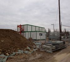 Cabanes du chantier install&eacute;es sur le terrain du futur parking.