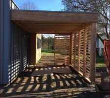 Brise-vue posé sur le carport
