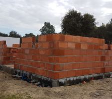 Jeudi et vendredi grosse activité et soulagement de voir les murs s.elever . Vendredi plus personne. Après explication avec le constructeur nous savons que , du fait de l?accident du maçon qui devait être en permanence sur le chantier, il a fallu trouver un autre maçon agréé par MCA qui reprenne la construction. Heureusement les murs n?avaient as été commencés. Ce qui est stressant c?est de voir qu?en 2 jours ils viennent à plusieurs puis sont sur d?autres chantiers tt aussi prioritaires que nous. On croise les doigts pour la semaine prochaine.