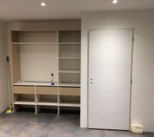 Le dressing de l'entrée + la porte des toilettes