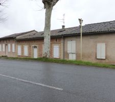 Façade sud agrafée également. la question que je me pose c'est si cette façade est en brique idem les 2 maisons à gauche?