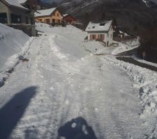Petite vue d'hiver de la maison et de la voie d'accès.
Un million de mercis à mon super voisin pour avoir déneigé en vue de la montée prochaine du camion de livraison du placo.
Première photo sans les étais sous la terrasse!