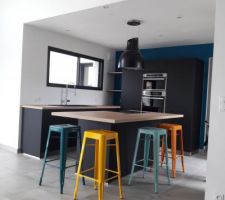 Nos tabourets de bar colorés ! Je dois malheureusement les changer car ils sont trop haut:(