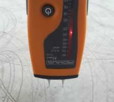 Test hygrométrie le 16 Février fait par le peintre
=> Les signaux sont dans le rouge mais le conducteur de travaux affirme qu'il ne faut pas prendre en comte ce test, que DOMEUS à toujours réalisé le carrelage après 3 semaines de séchage depuis 10 ans.