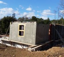 1ere fois que l'on voit les murs monter en venant sur le chantier. Ils ont commencé par la chambre du rdc