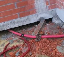 Et voilà le travail. et encore, on ne voit pas la grosse coulée de béton en dessous de tout celà !
le terrassement nous était annoncé pour juin 2017
avant Noel, puis début janvier 2018, puis début février....un jour peut_être ?

Et nous devrions y être...délai de livraison dépassé depuis maintenant plus de deux mois...