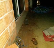 Pente de la terrasse inversée 
eau coule à l'intérieur
défaut non corrigé bien que signalé depuis plusieurs mois
