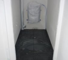 J 246, carrelage WC posé, restent les joints
