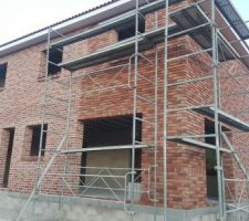 Les joints blancs de la maison sont presque finis. Beau travail