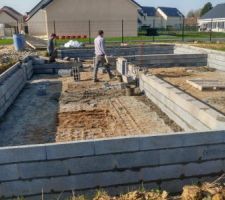 3 rangs de parpaing pour le vide sanitaire ...