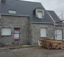 19 fevr . les baguettes d 'angles sont pos&eacute;es , je suppose que l enduit d&eacute;marre demain ou mercredi .....je vais interroger ma boule de cristal ???
parce que le chef de chantier a disparu ....et que je nage dans l abandon total