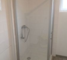 Installation paroi et porte de douche finition acier brossé