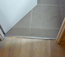 Barre de seuil entre salle de bain et chambre sous-sol