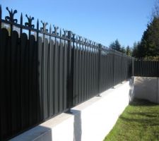 Remplacement de la haie par mur de soutènement et grille dessus