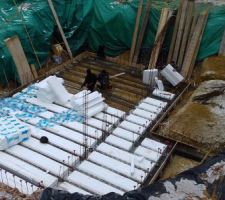 Pose du plancher avec poutre prefa et entrevou polystirene sur un petit vide sanitaire (un parpaing de 20cm de haut => soit un VS de 9 cm)