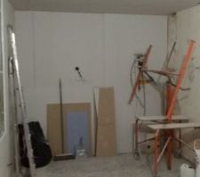 Le petit salon, doublage mur et plafond faits