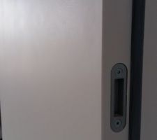Jonction cloison-porte invisible