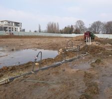 Photo du terrain.
Un engin pour pieux a &eacute;t&eacute; d&eacute;pos&eacute;.