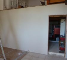 Cloison chaufferie et salon avant pose escalier, encadrement porte fait