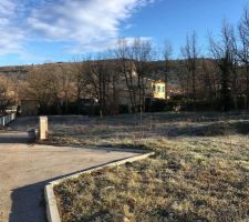 Et voil&agrave; notre Terrain!!! 

On a h&acirc;te de faire l'&eacute;tude geologique car il y a du remblait... esperons qu'elle soit favorable.. pour tenir le budget.
Ils doivent venir vendredi normalement.