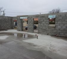 De droite à gauche chambre, salle de bain, entrée, salon et garage