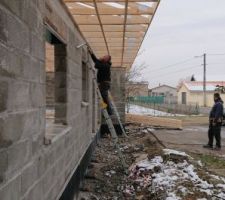 Rebord de toit sur le devant de la maison