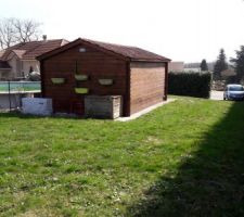 Vue à l'arrière du terrain,
La maison doit venir remplacer la piscine et le cabanon.