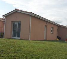 Vue extétieure de la maison
Et vue du terrain.