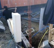 Début des murets prévu à l'avant de la maison au bord du parking du midi.