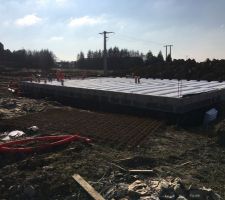 Les poutrelles béton et entrevous isolants sont posés.... Une journée de demie de travail. Bravo! Maintenant nous croisons les doigts pour que la dalle soit prochainement coulée... vu les températures négatives annoncées la semaine prochaine on va devoir patienter.... Mais ca avance c?est cool! ?