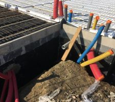 Les poutrelles béton et entrevous isolants sont posés.... Une journée de demie de travail. Bravo! Maintenant nous croisons les doigts pour que la dalle soit prochainement coulée... vu les températures négatives annoncées la semaine prochaine on va devoir patienter.... Mais ca avance c?est cool! ?