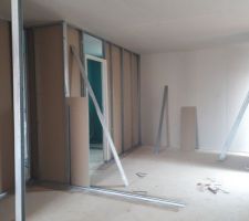 Cloisons en cours, terminées normalement ce soir : notre dressing au 1er plan et notre chambre au fond avec la salle d'eau