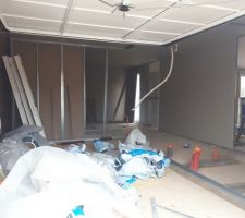 Cloisons en cours, terminées normalement ce soir : le garage au 1er plan, le cellier à droite et notre chambre au fond