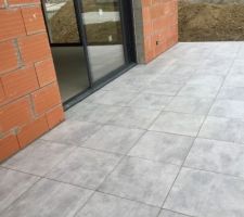 Joints terminés pour la terrasse. L'artisan carreleur a réalisé de super joints gris.