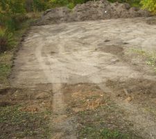 Terrain apr&egrave;s d&eacute;broussaillage et pr&eacute;paration &agrave; l'implantation