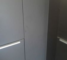 Traces sur cuisine noire. Pour se donner une idée de l'entretien. Les portes ont été faites la veille.