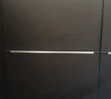 Traces sur cuisine noire. Pour se donner une idée de l'entretien. Les portes ont été faites la veille.
