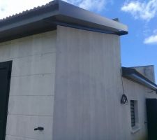 3 toitures monopentes dont deux cachés pour effet cube à l avant et sur les côtés de la maison